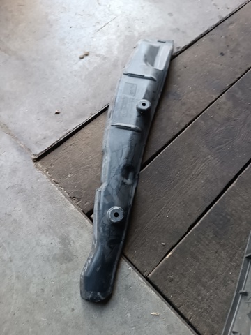 Ущільнювач крила 8W0821112 VAG