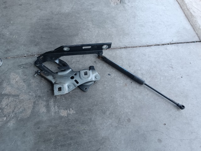 Завіса капота права 8W0823302D VAG