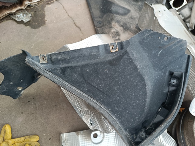 Підкрилок переднього крила, лівий передній 8W0853887A VAG