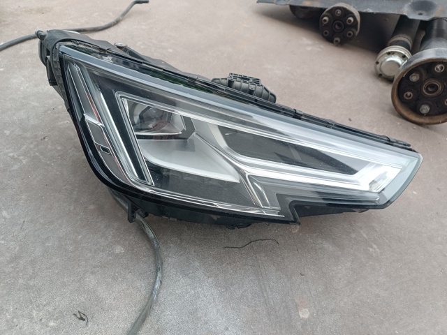 Фара передня права 8W0941034B VAG