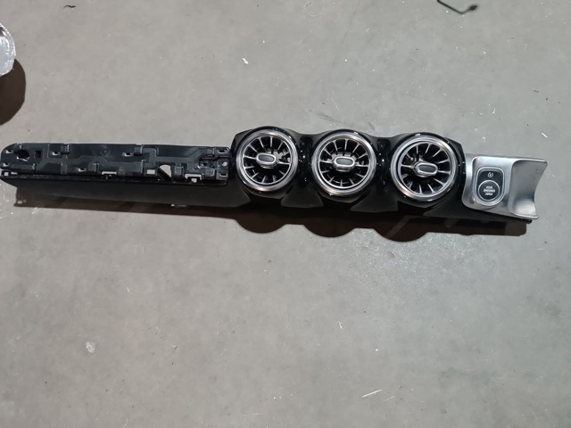 Молдинг (накладка) панелі приладів "торпедо", правий A2476805902 MERCEDES