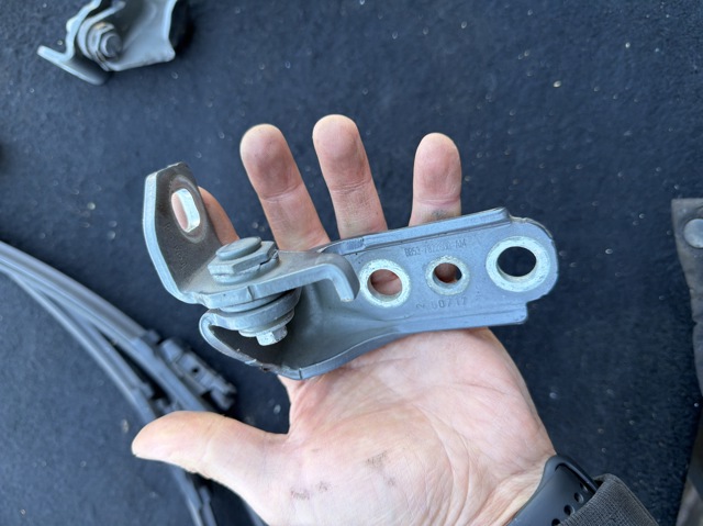 Петля передніх дверей, правих BB537822800AM FORD