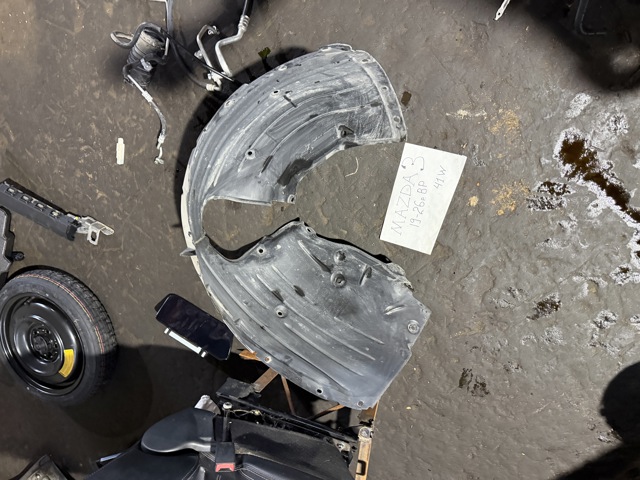 Підкрилки передні праві BCKA56130 MAZDA