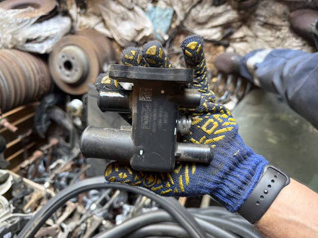 Фланець системи охолодження (трійник) K2GE8K556AB FORD