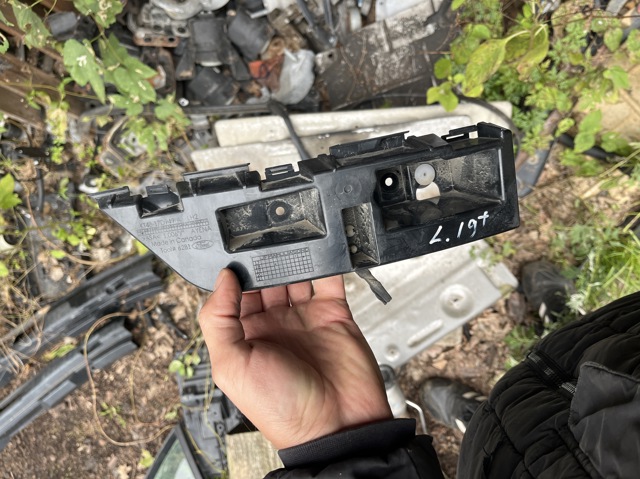 Ліве кріплення заднього бампера KT4B17D949A FORD