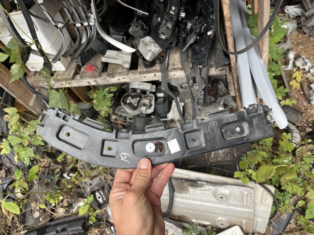 Направляюча заднього бампера, права KT4B17E850A FORD