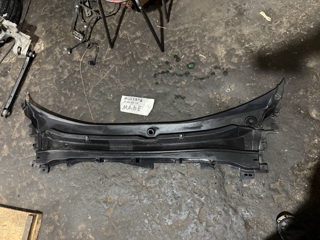 Водостік лобового скла, жабо LJ8Z58018A16AA FORD