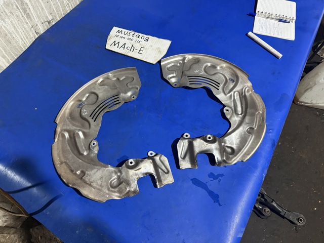 Кожух гальмівного диска LJ9Z2K005B FORD