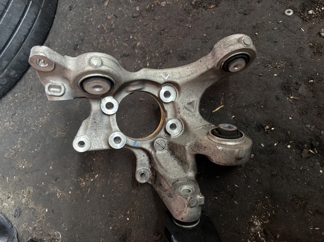 Кулак поворотний лівий LK9Z5B759E FORD