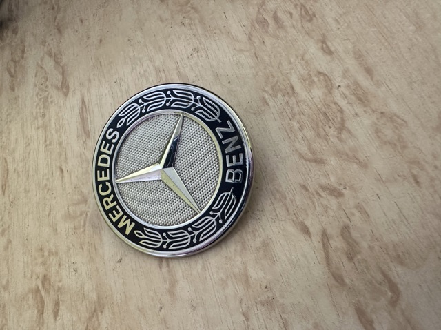 Емблема капота 2078170316 MERCEDES