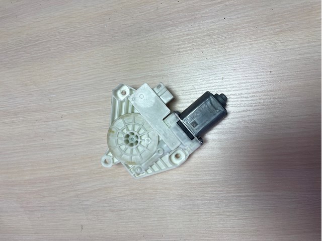Двигун склопідіймача двері передньої, правої A2139069501 MERCEDES