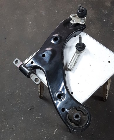 Кульова опора, нижня, ліва 4333009B60 TOYOTA