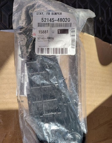 Праве кріплення переднього бампера 521450E040 TOYOTA