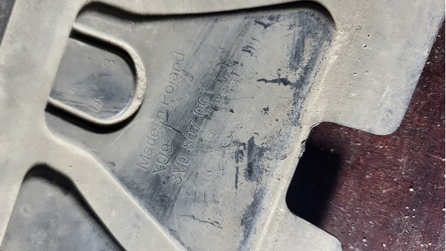 Захисна губа бампера переднього 3V0807061 VAG