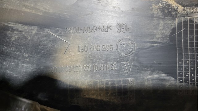 Губа переднього бампера 565807061 VAG