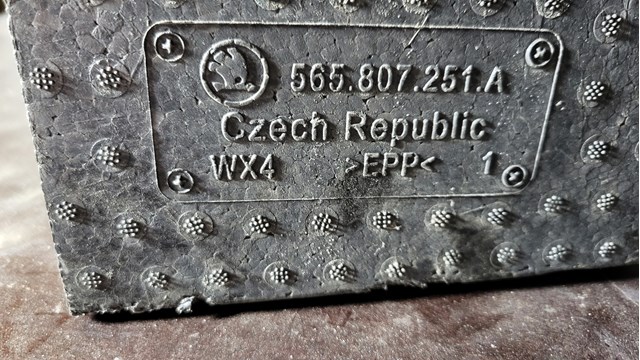 Абсорбер бампера заднього 565807251A VAG