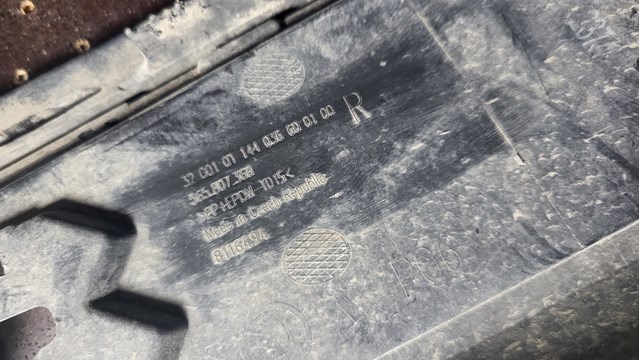 Решітка переднього бампера, права 565807368 VAG