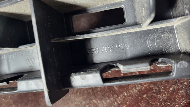 Кронштейн бампера заднього, центральний 658807863 VAG