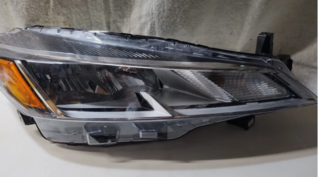 Фара передня права 260105R00A NISSAN