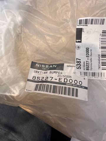 Лівий кронштейн кріплення бампера заднього 85227ED000 NISSAN