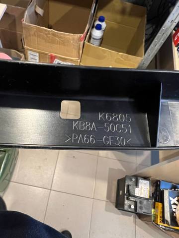 Молдинг бампера заднього, центральний KB8A50C51A MAZDA