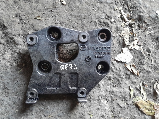 Кронштейн компресора кондиціонера RF7L15810 MAZDA