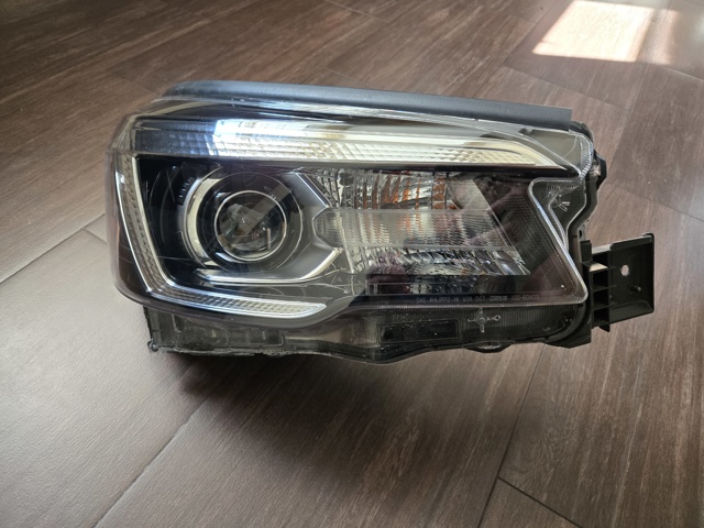 Фара передня права 84001SJ060 SUBARU