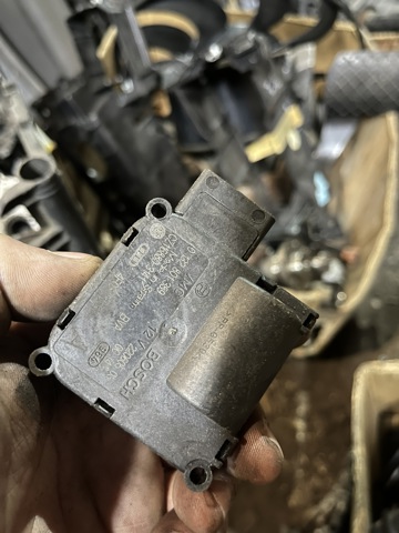 Двигун заслінки печі 0132801359 BOSCH