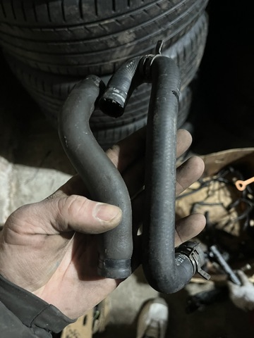 Патрубок вентиляції картерних газів 058103221 VAG