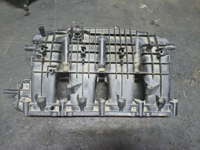 Колектор впускний 06L133201 VAG