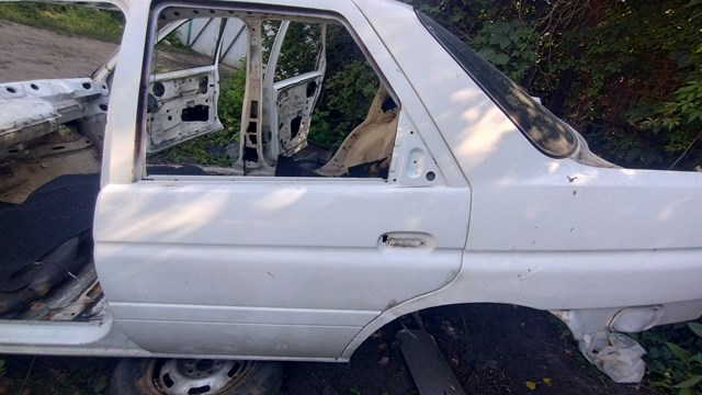Панель-щока двері задньої лівої 1055098 FORD