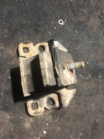Подушка (опора) двигуна, ліва/права 11220EB300 NISSAN