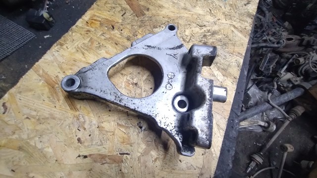 Кронштейн подушки (опори) двигуна, правої 112318H800 NISSAN