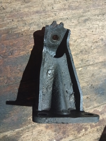 Кронштейн подушки (опори) двигуна, правої 11232EB300 NISSAN