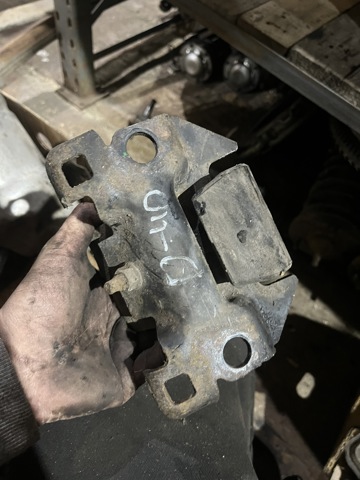 Опора кпп 11320EB302 NISSAN