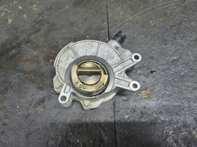 Насос вакуумний 11668605976 BMW