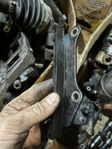 Заспокоювач ланцюга ГРМ, лівий 130852W200 NISSAN