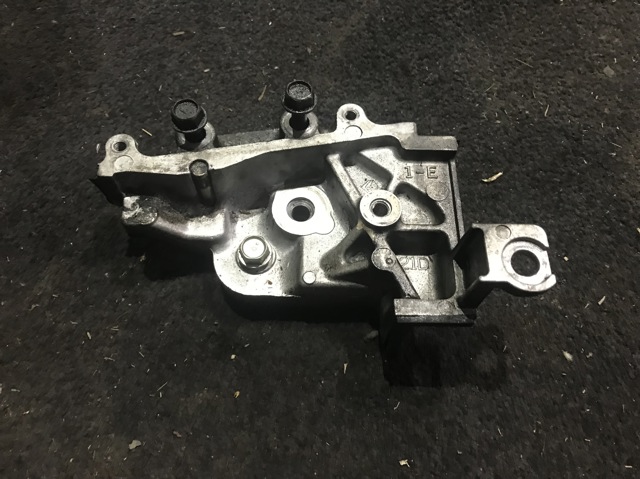 Кронштейн натягувача приводного ременя 13156AA062 SUBARU