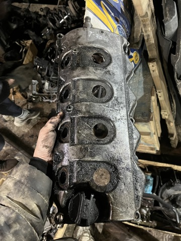 Кришка клапанів 132648H801 NISSAN
