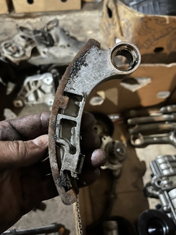 Заспокоювач ланцюга масляного насосу 13470RBDE01 HONDA