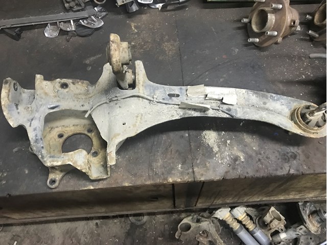 Цапфа поворотна права 1363195 FORD