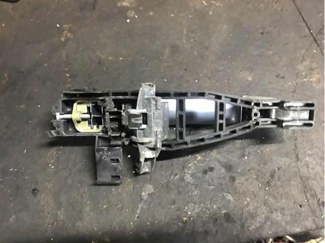 Тримач зовнішньої ручки дверей, передньої лівої 1480066 FORD