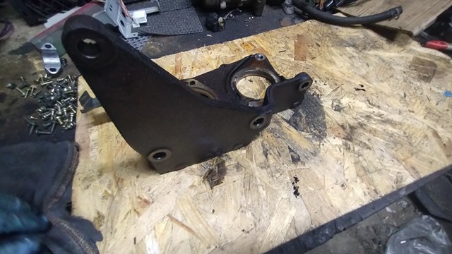 Кронштейн паливного насоса ПНВТ 16811EQ400 NISSAN