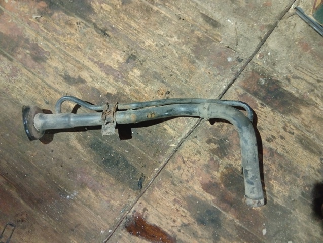 Шланг заливної горловини, паливного бака 17221EB400 NISSAN