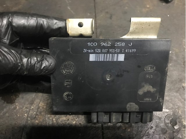 Блок управління центральним замком 1C0962258J VAG