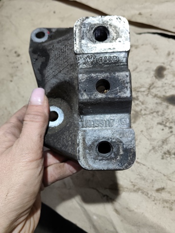 Кріплення подушки коробки передач 1J0199117 VAG