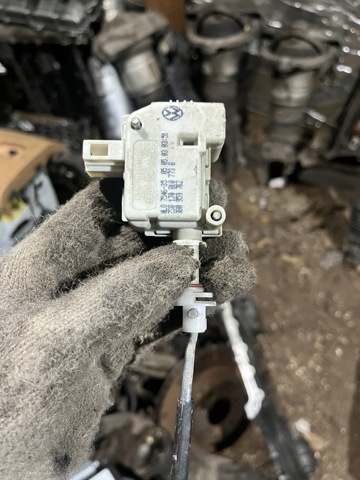 Лічинка замка паливного бака 1J0810773B VAG