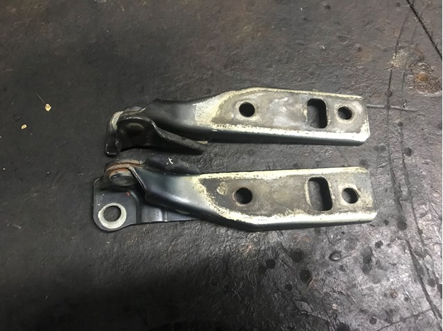 Завіса капота права 1J0823302 VAG