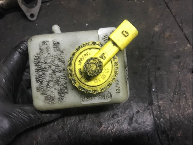 Бачок головного гальмівного циліндру 1J1611301 VAG