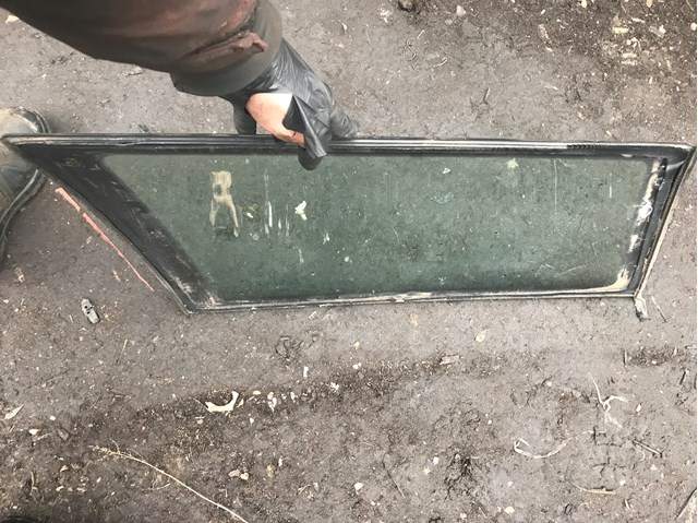 Стукло багажника, праве 1J9845298K VAG